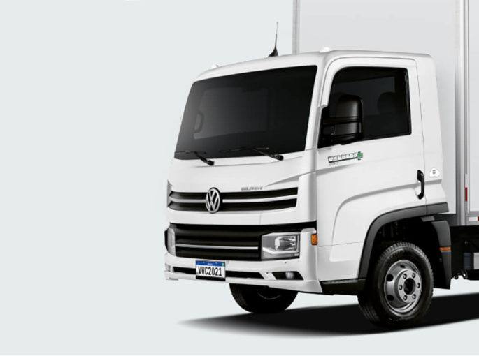 Caminhão branco com fundo branco - Aluguel de Caminhões